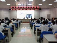 <b>以活泼抽象的图片、通俗易懂的</b>